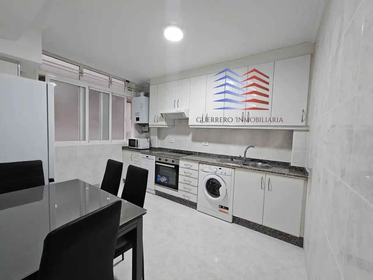 Cocina de Piso de alquiler en Ourense Capital  con Calefacción, Parquet y Alarma