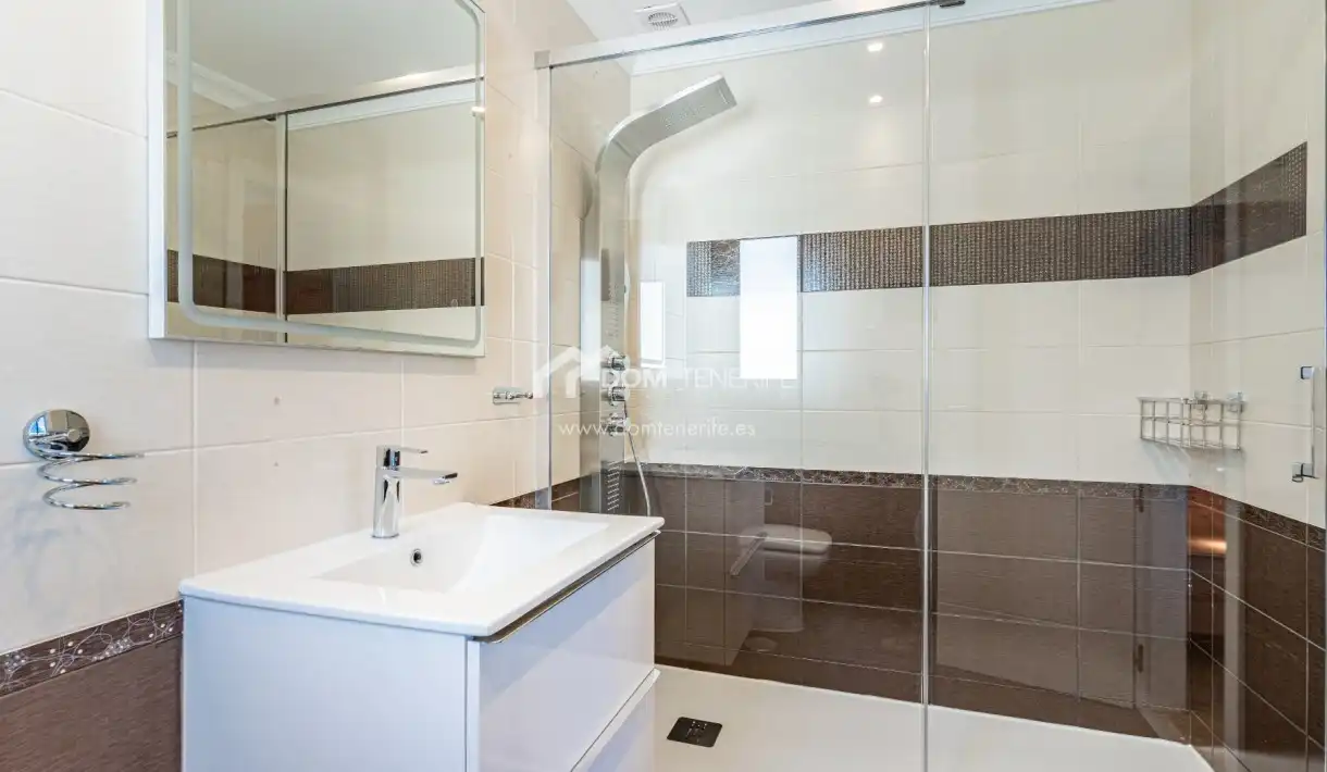 Baño de Casa o chalet en venta en Adeje con Jardín privado, Terraza y Trastero