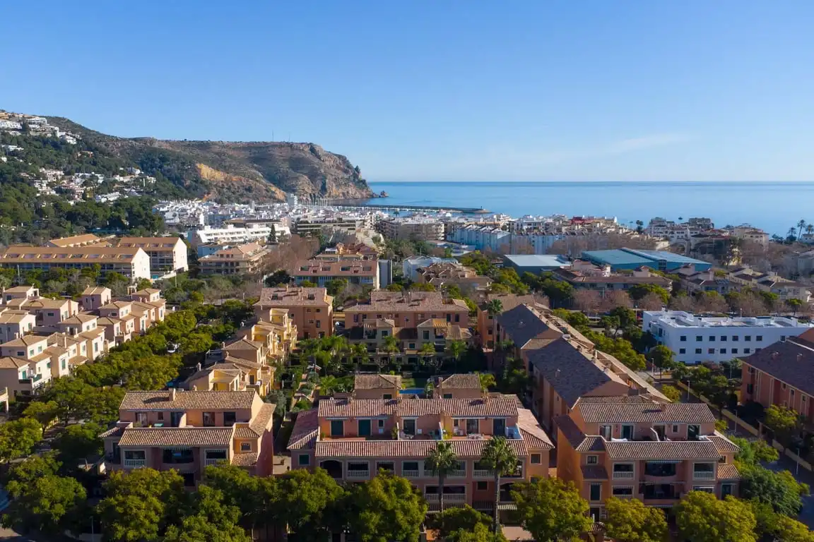 Vista exterior de Pis en venda en Jávea / Xàbia amb Aire condicionat, Jardí privat i Moblat