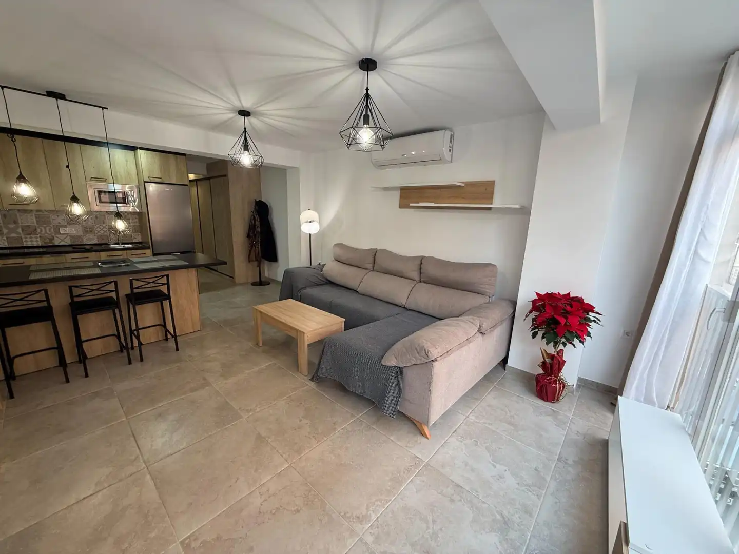 Sala d'estar de Pis de lloguer en Almería amb Aire condicionat i Moblat