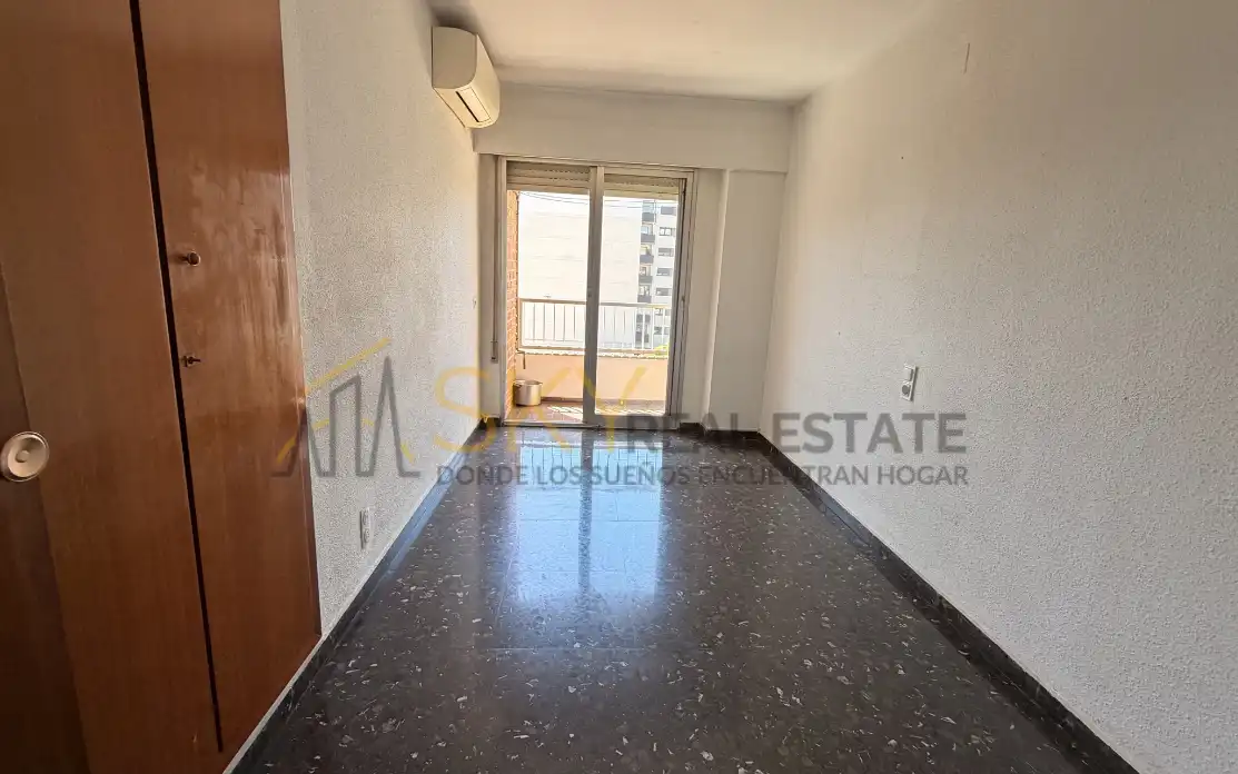 Bedroom of Flat for sale in Valencia  with Air Conditioner, Heating and Terrace