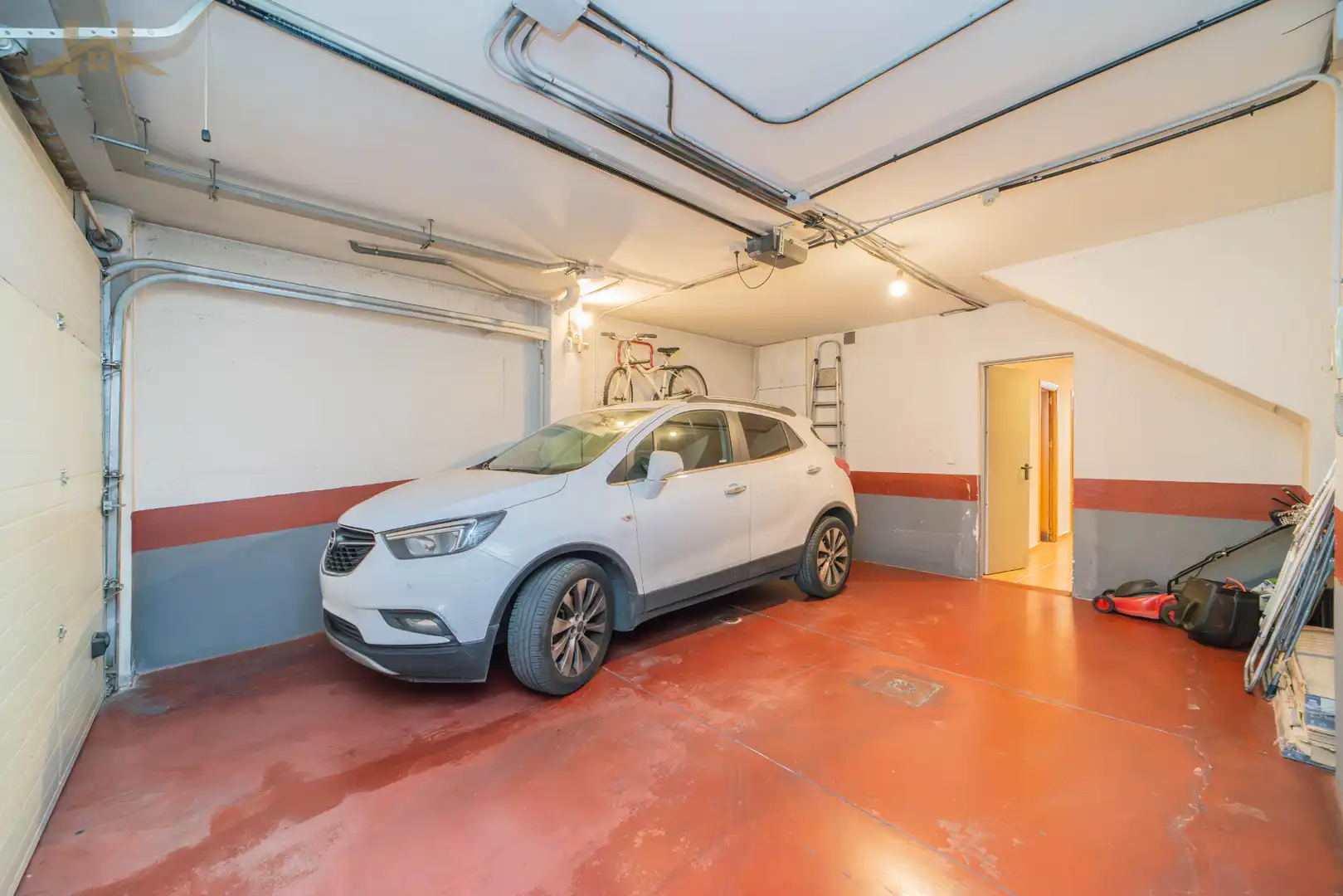 Parkplatz von Einfamilien-Reihenhaus zum Verkauf in Boadilla del Monte mit Heizung, Privatgarten und Abstellraum