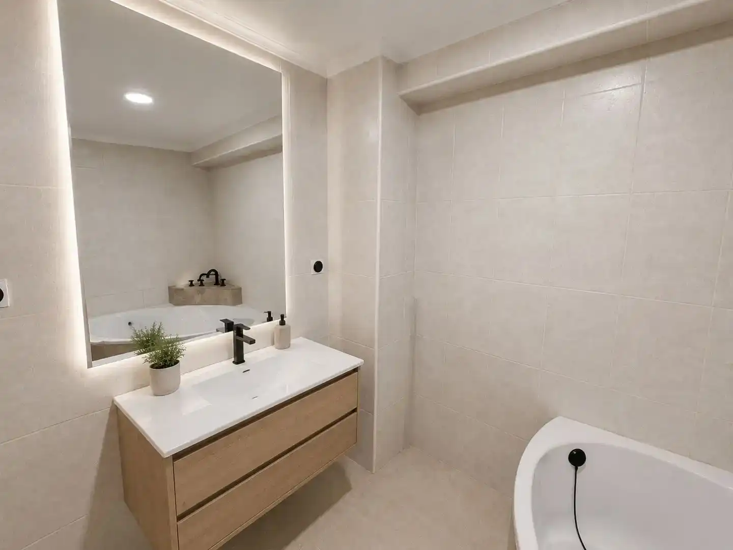 Bathroom of Flat for sale in  Valencia Capital  with Air Conditioner and Balcony