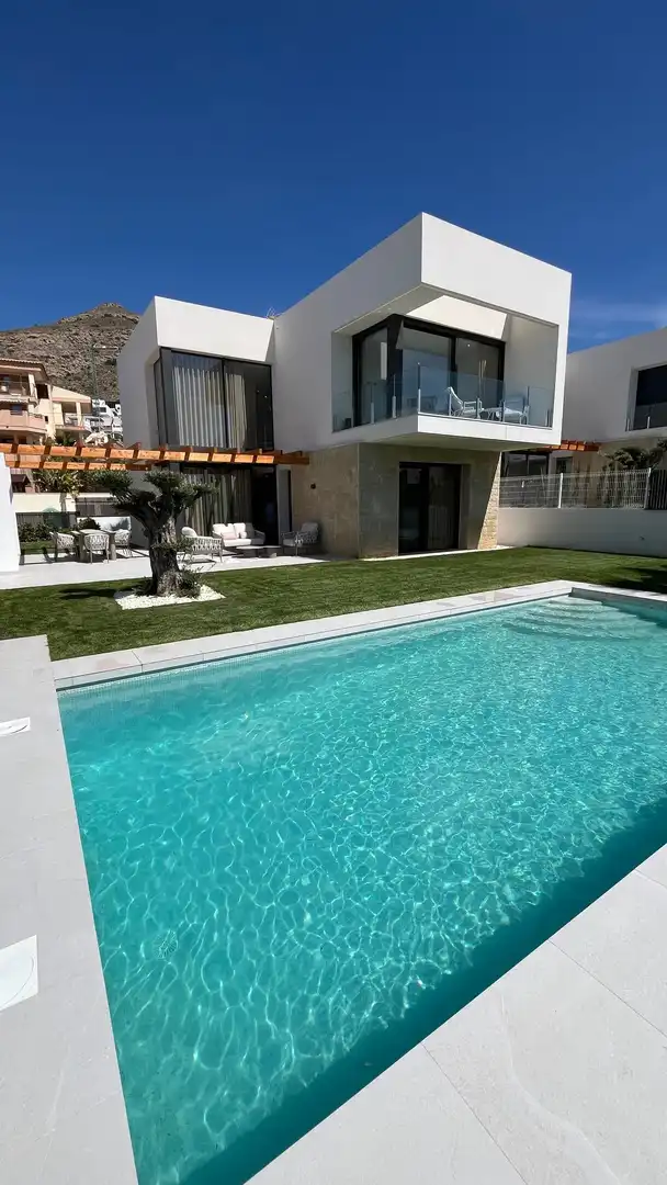 Chalet con piscina en venta en Carrer Berlin, imagen 3