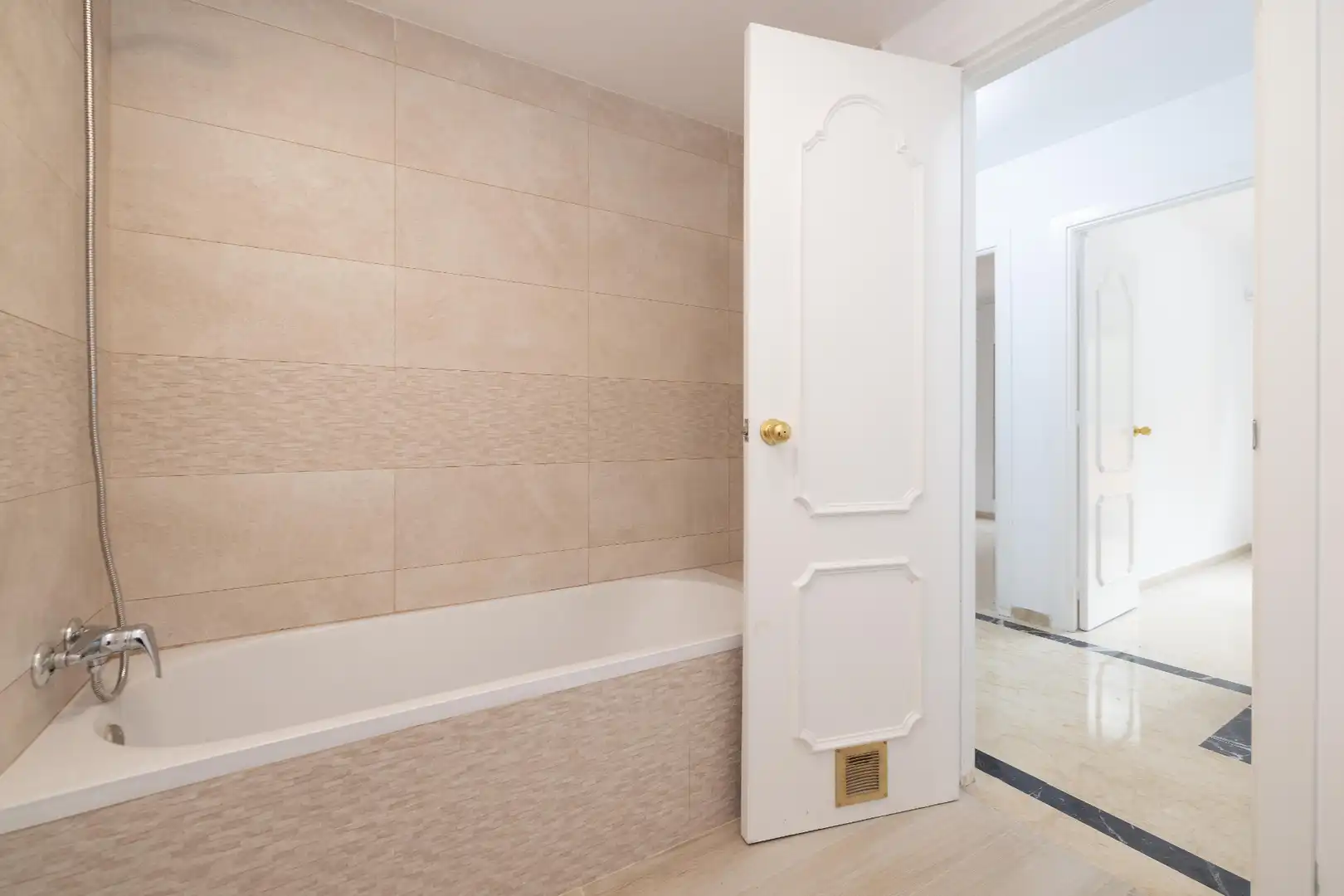 Bathroom of Flat for sale in Marbella  with Terrace and Storage room