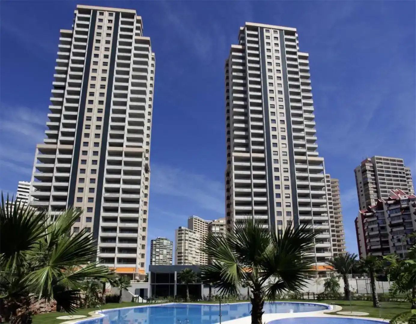 Außenansicht von Wohnungen zur Miete in Benidorm mit Schwimmbad und Balkon