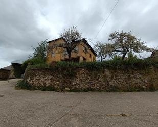 Vista exterior de Casa o xalet en venda en Riello amb Terrassa