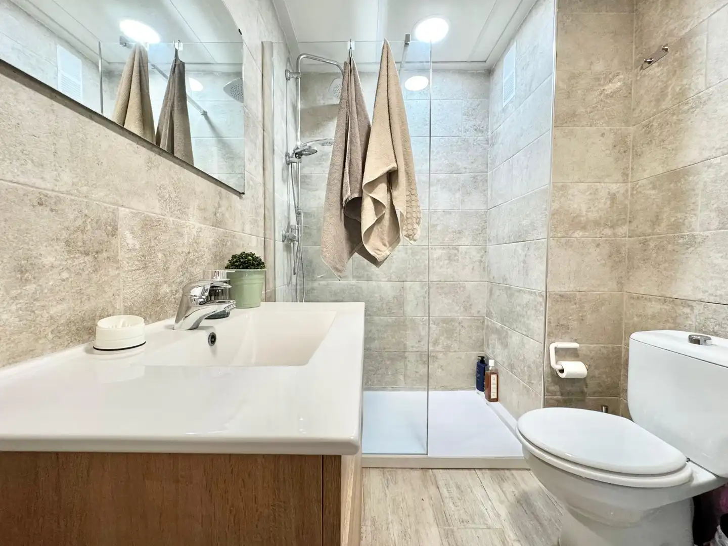 Baño de Ático de alquiler en Torrevieja con Aire acondicionado, Terraza y Amueblado