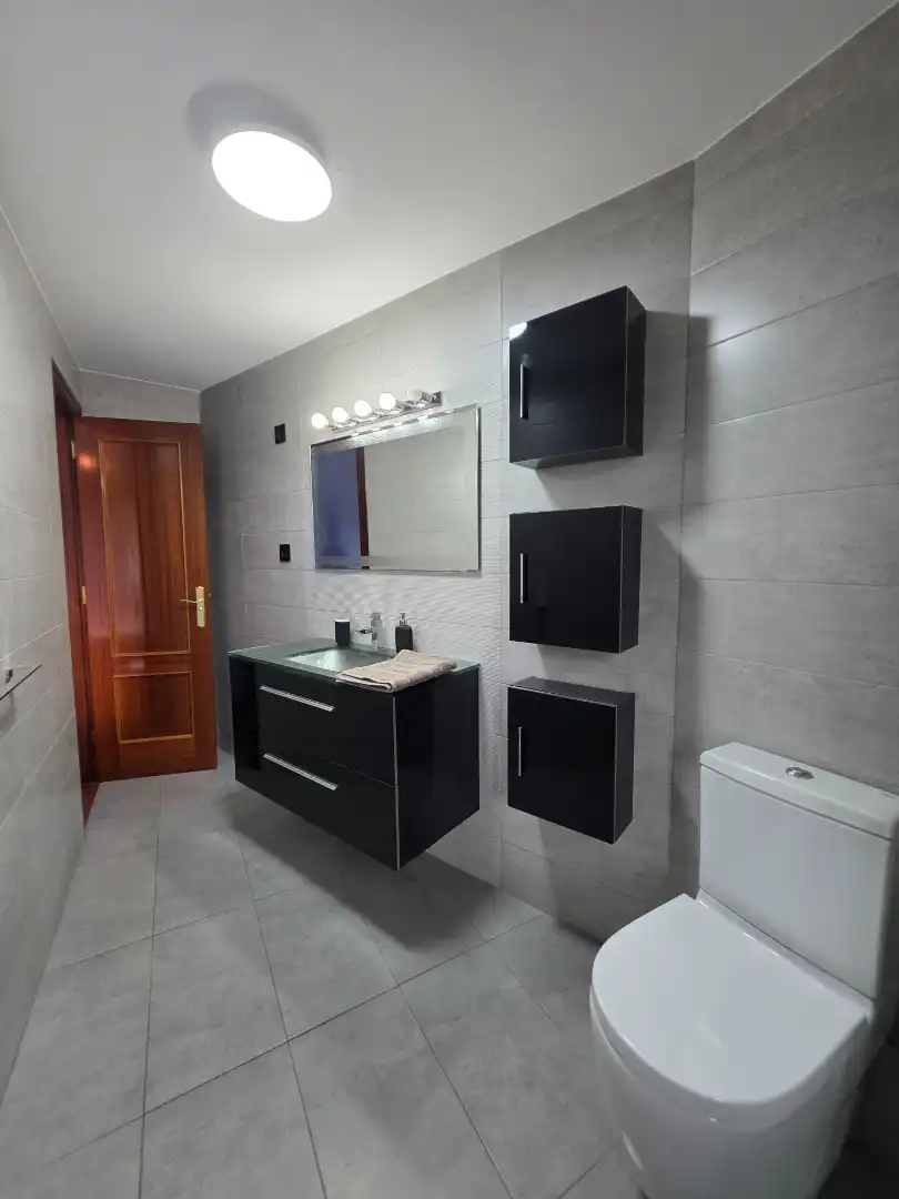 Badezimmer von Wohnung zur Miete in Castro-Urdiales mit Privatgarten, Terrasse und Schwimmbad