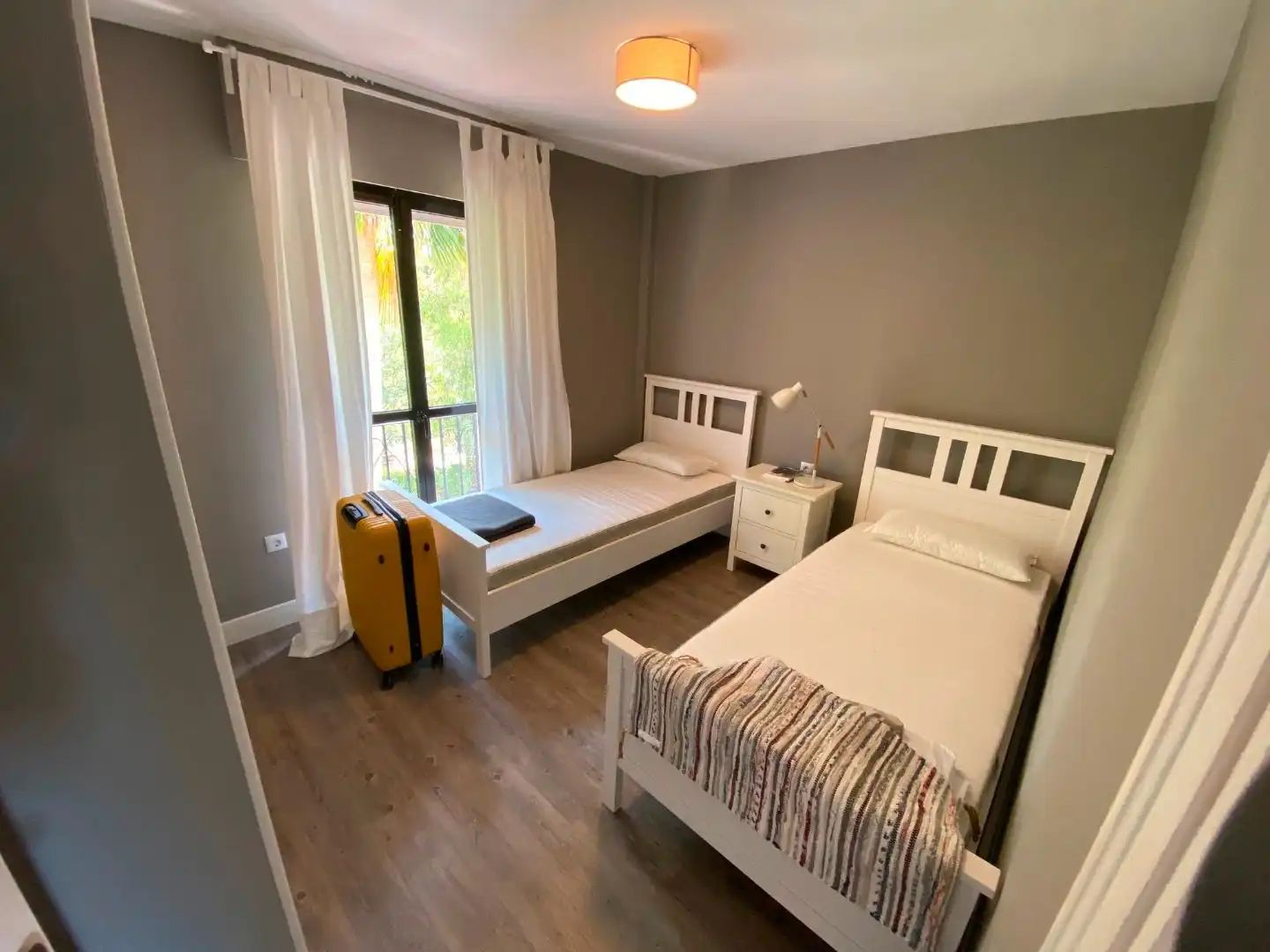 Schlafzimmer von Wohnungen zur Miete in Estepona mit Klimaanlage, Heizung und Privatgarten