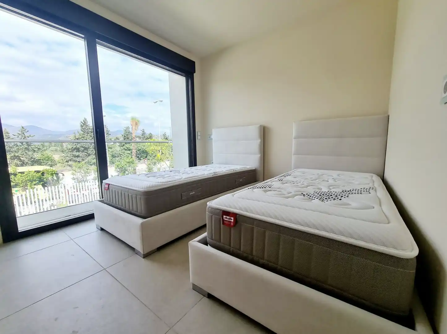 Habitación de Apartamento de alquiler en Estepona con Aire acondicionado, Terraza y Amueblado