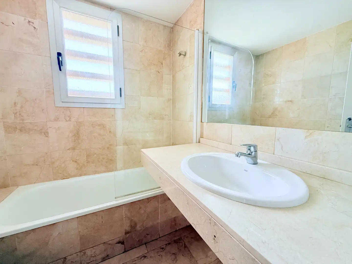 Baño de Casa adosada de alquiler en Sant Feliu de Llobregat con Aire acondicionado, Calefacción y Jardín privado