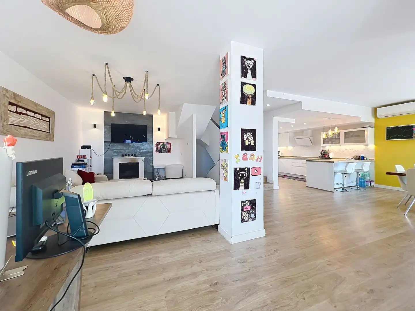 Sala d'estar de Casa o xalet en venda en Casares amb Aire condicionat, Jardí privat i Terrassa