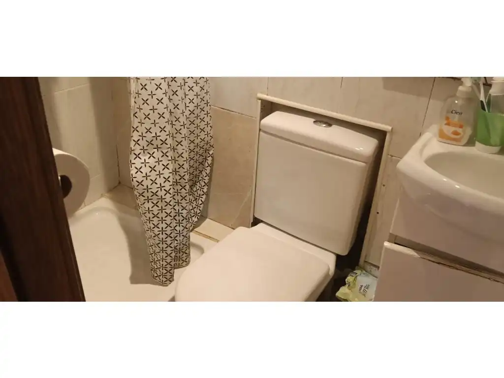 Bathroom of Flat for sale in Barcelona