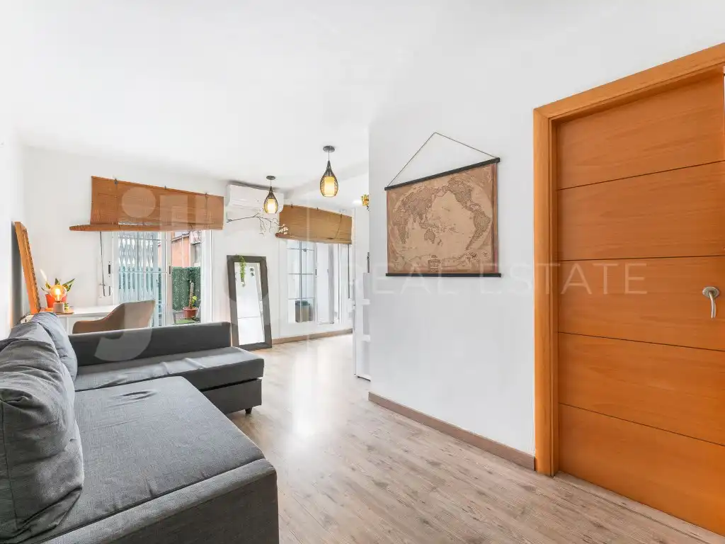 Sala de estar de Ático en venta en Santa Coloma de Gramenet con Aire acondicionado y Terraza