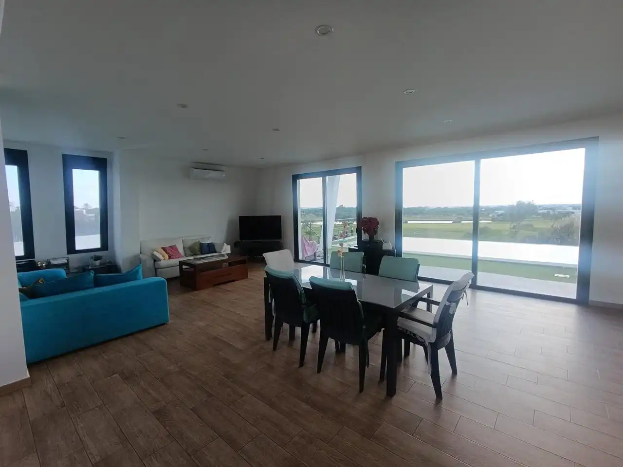 Sala d'estar de Casa o xalet en venda en Puerto Real amb Aire condicionat, Jardí privat i Terrassa