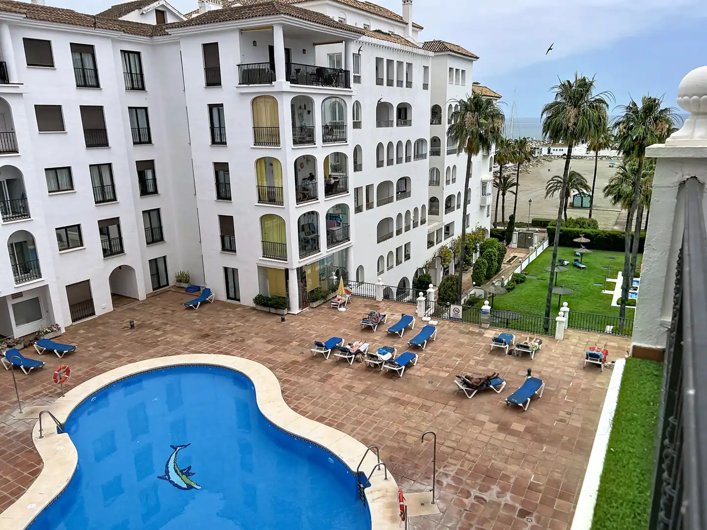Außenansicht von Wohnungen zum Verkauf in Manilva mit Klimaanlage, Terrasse und Abstellraum