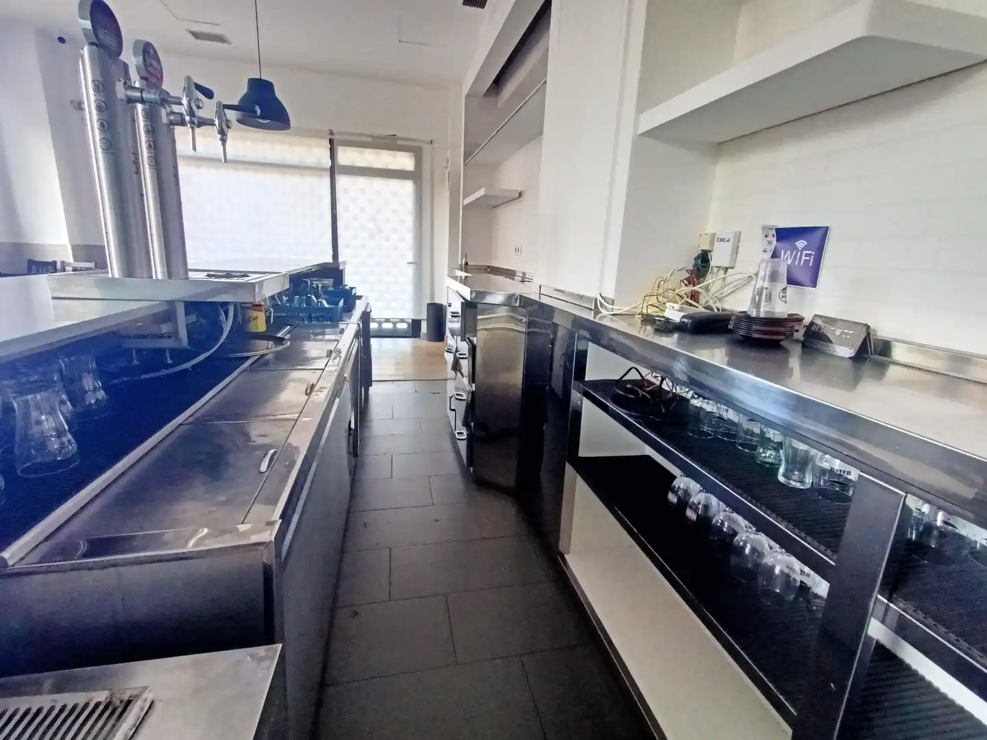 Cuina de Local de lloguer en A Coruña Capital  amb Terrassa i Moblat