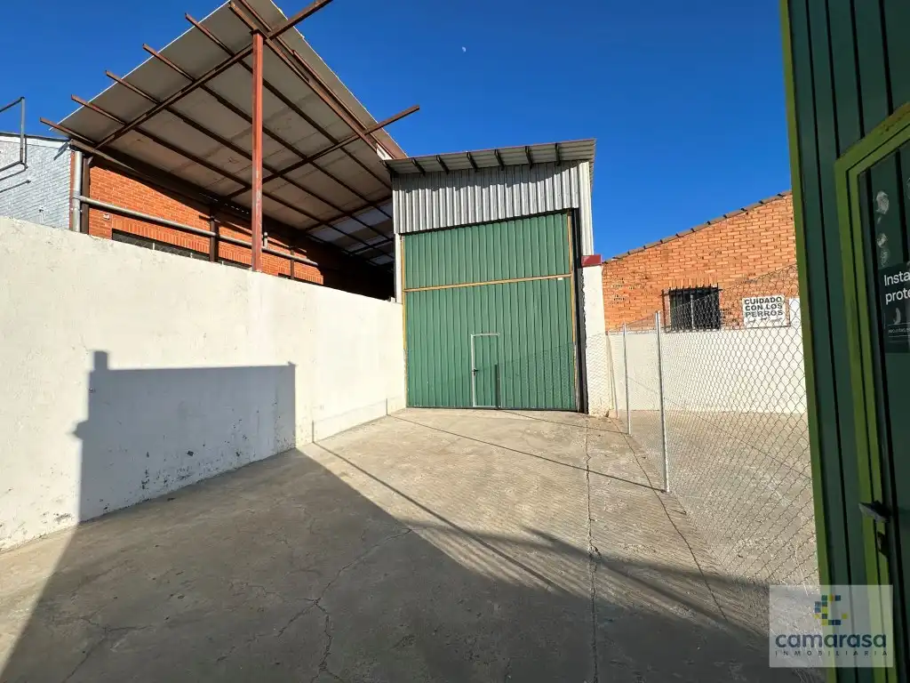 Parkplatz von Fabrikhallen zur Miete in Ávila