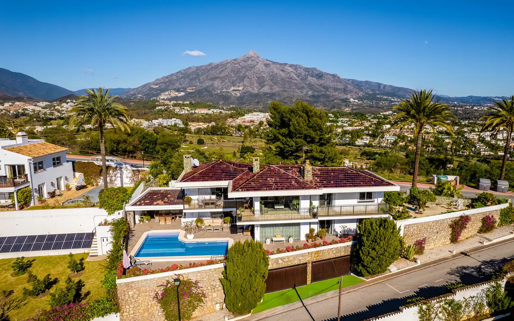 House with pool for sale in Nueva Andalucía