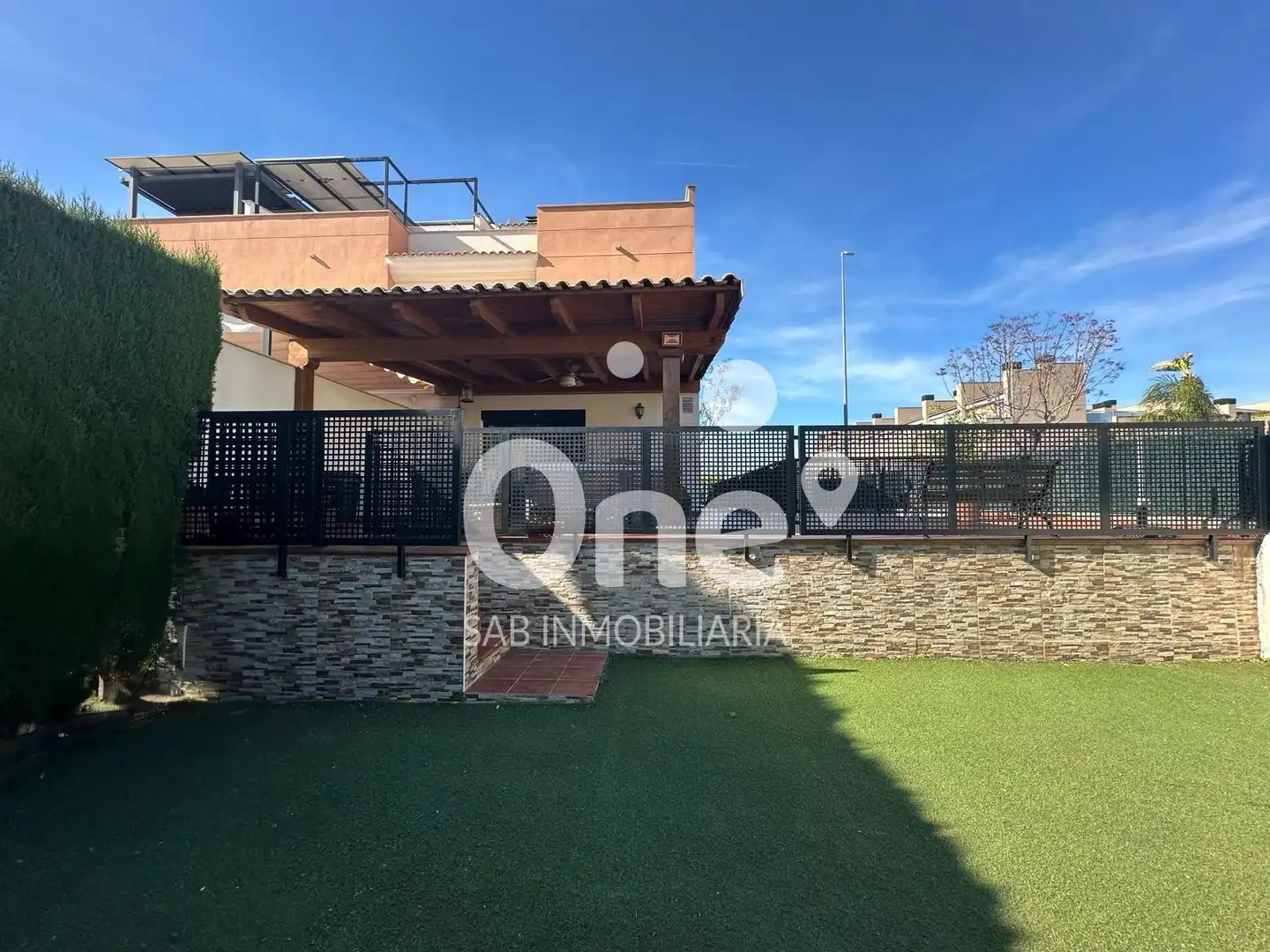 Terrasse von Einfamilien-Reihenhaus zum Verkauf in San Antonio de Benagéber mit Klimaanlage, Heizung und Privatgarten
