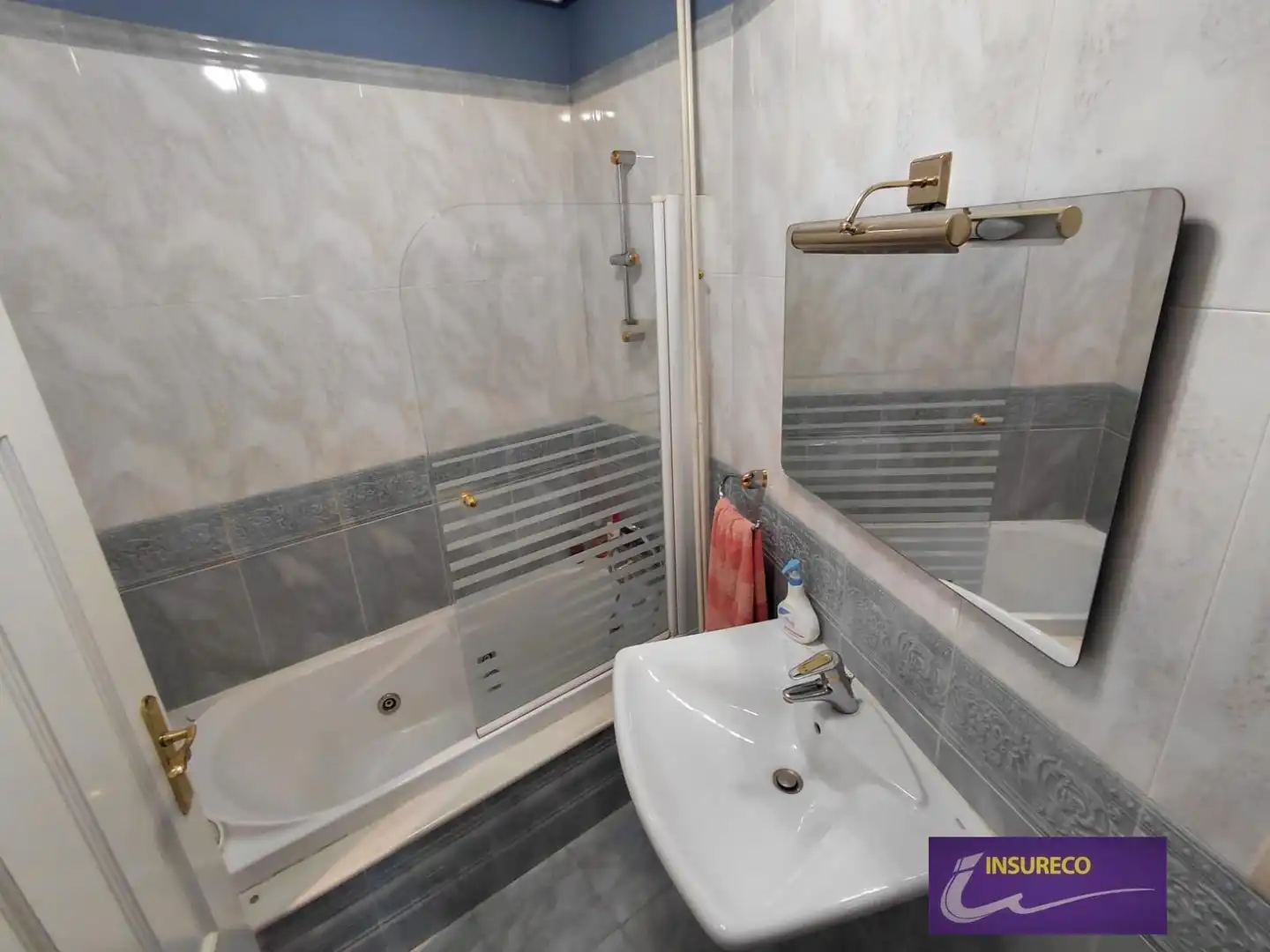 Baño de Ático en venta en León Capital  con Calefacción, Terraza y Amueblado