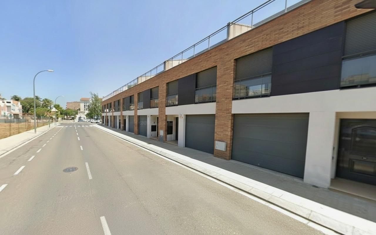 Vista exterior de Casa adosada en venda en Reus amb Jardí privat