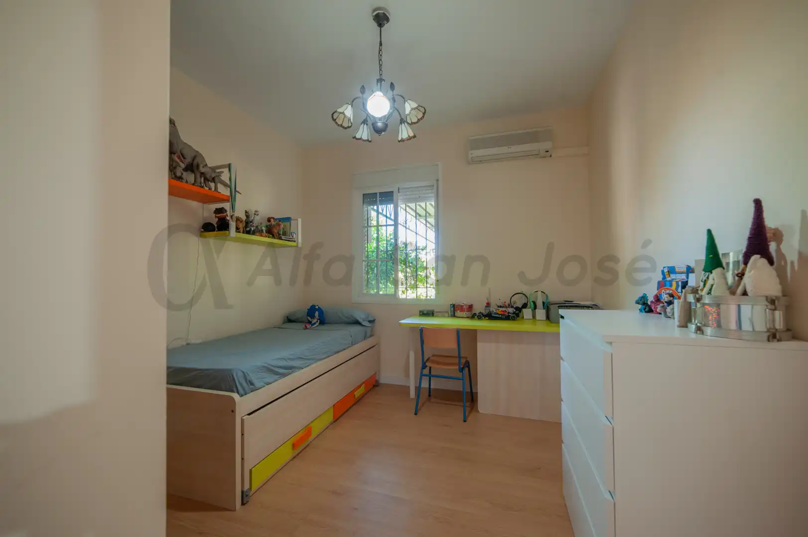 Dormitori de Casa o xalet en venda en La Rinconada amb Aire condicionat, Jardí privat i Piscina