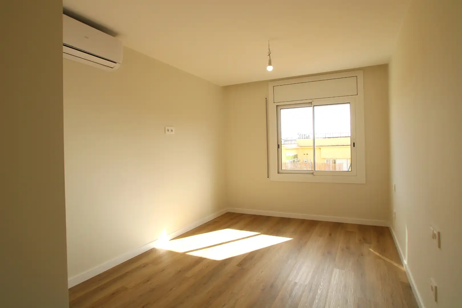 Schlafzimmer von Wohnung zum Verkauf in Argentona mit Klimaanlage, Parkett und Balkon