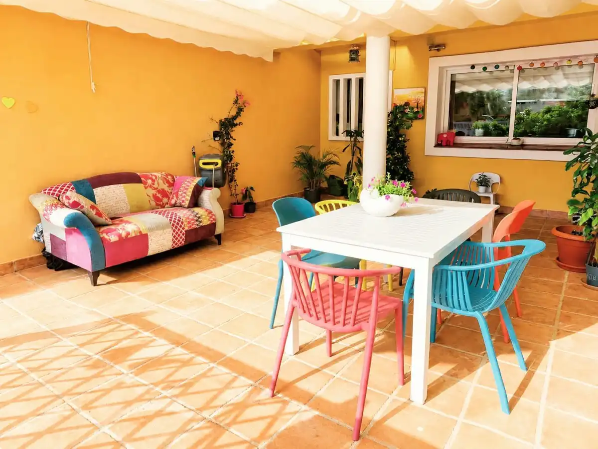 Terrasse von Einfamilien-Reihenhaus zum Verkauf in Benalmádena mit Klimaanlage, Heizung und Privatgarten