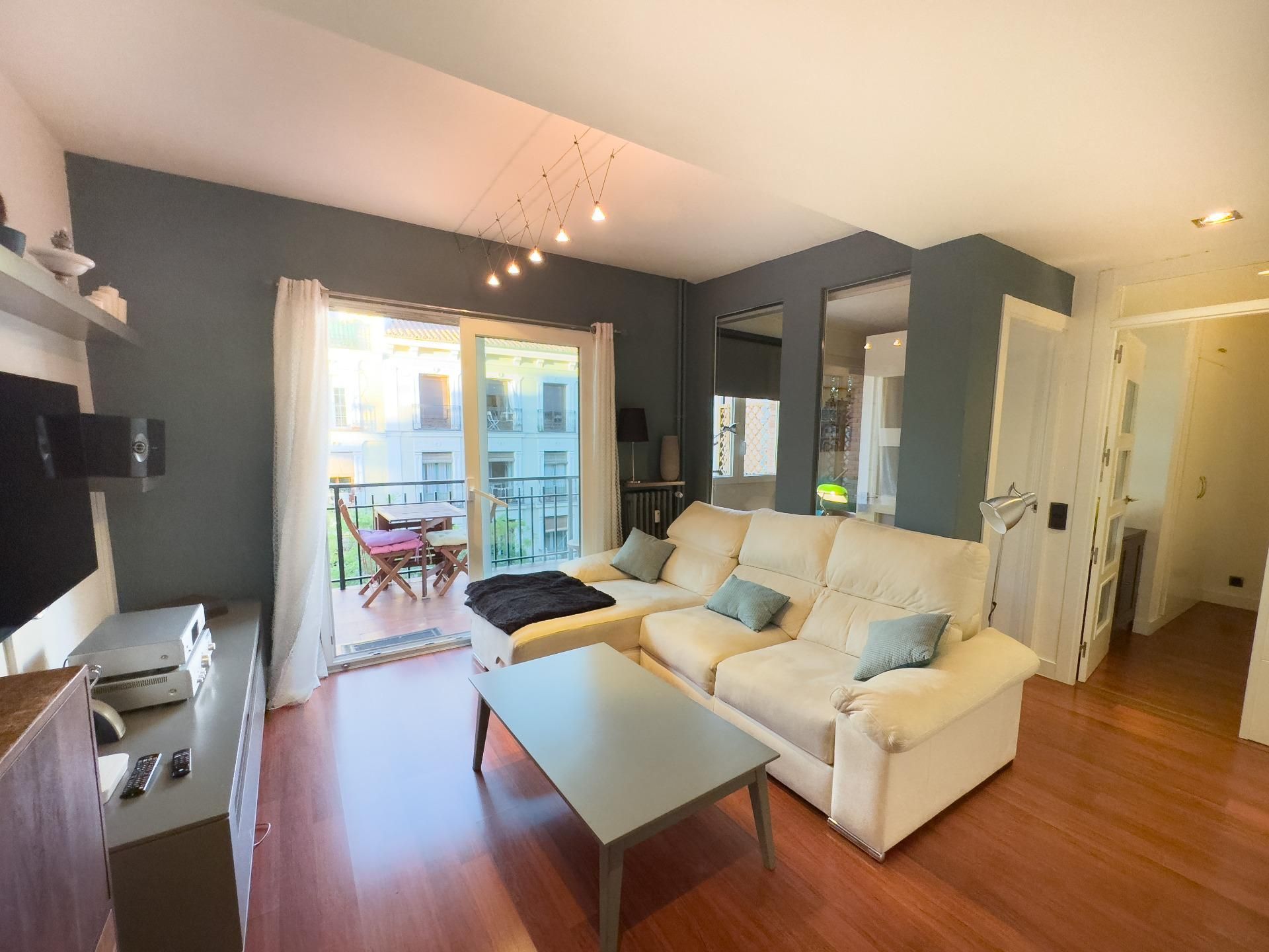Sala d'estar de Apartament en venda en  Madrid Capital amb Aire condicionat, Calefacció i Terrassa
