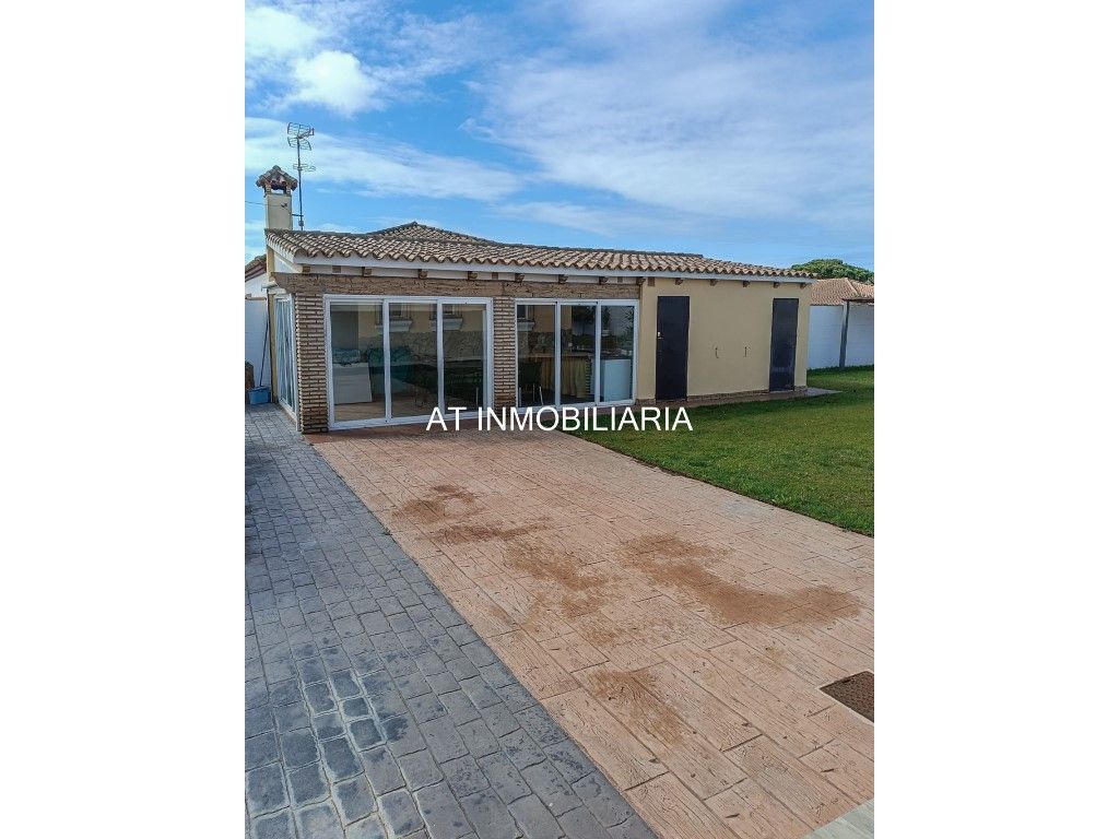 Vista exterior de Casa o xalet en venda en Chiclana de la Frontera
