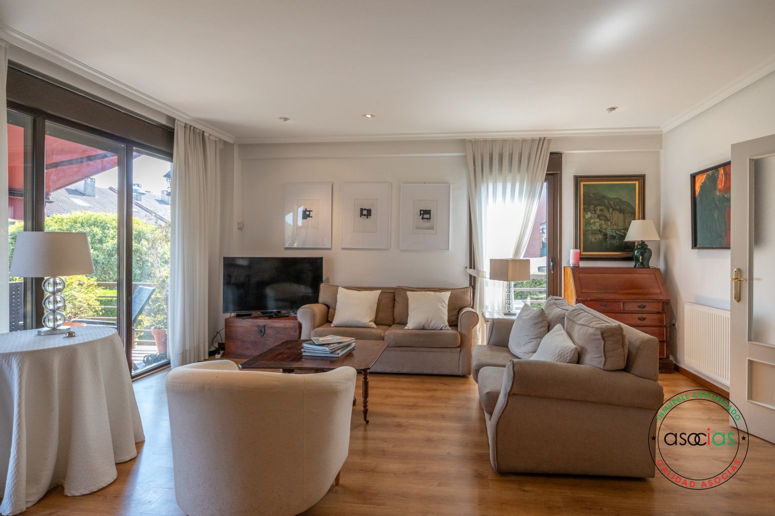 Sala d'estar de Casa adosada en venda en Llanera amb Calefacció, Jardí privat i Parquet