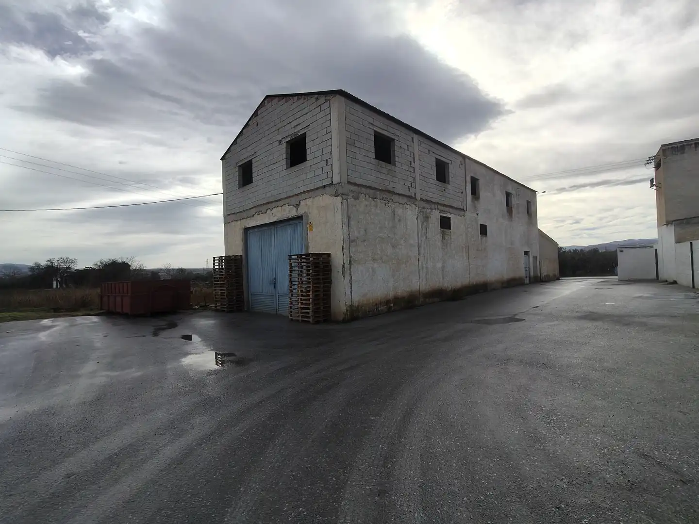 Außenansicht von Fabrikhallen zum Verkauf in Baza