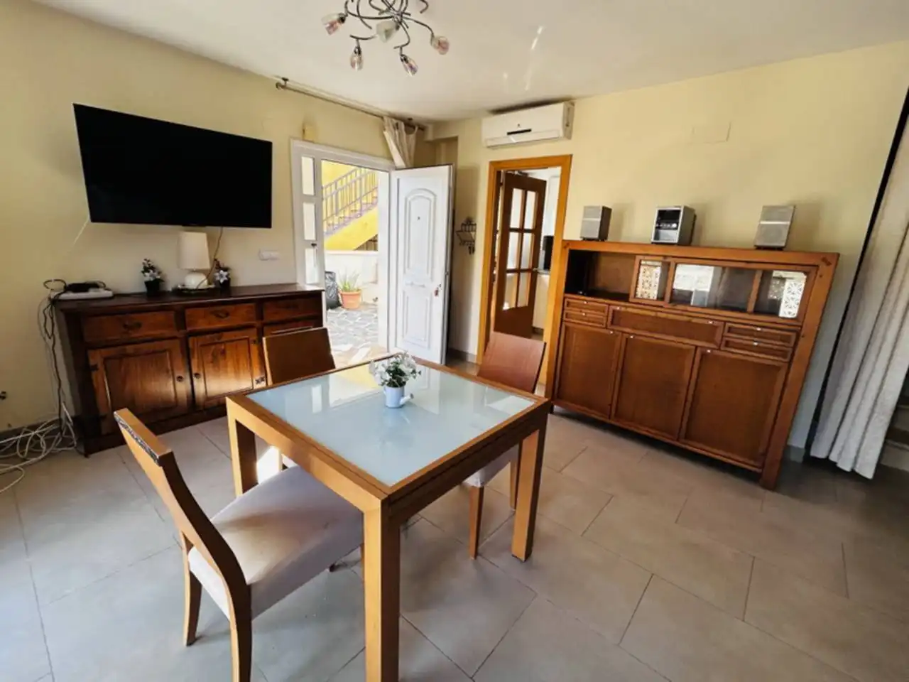 Esszimmer von Einfamilien-Reihenhaus zum Verkauf in Almuñécar mit Klimaanlage, Heizung und Terrasse