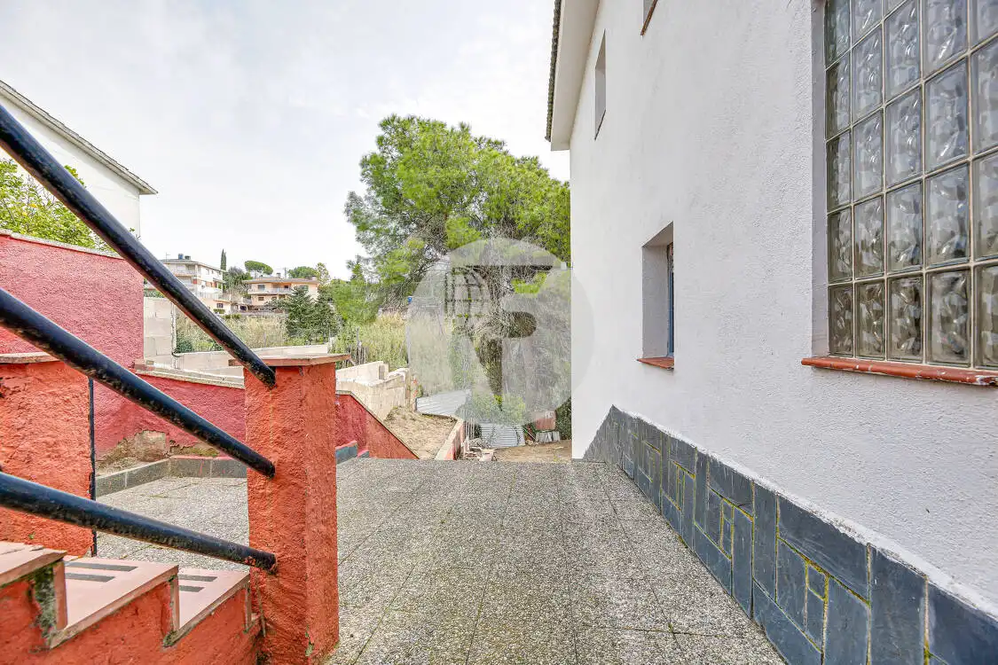 Vista exterior de Casa o xalet en venda en Lliçà de Vall amb Calefacció, Terrassa i Piscina