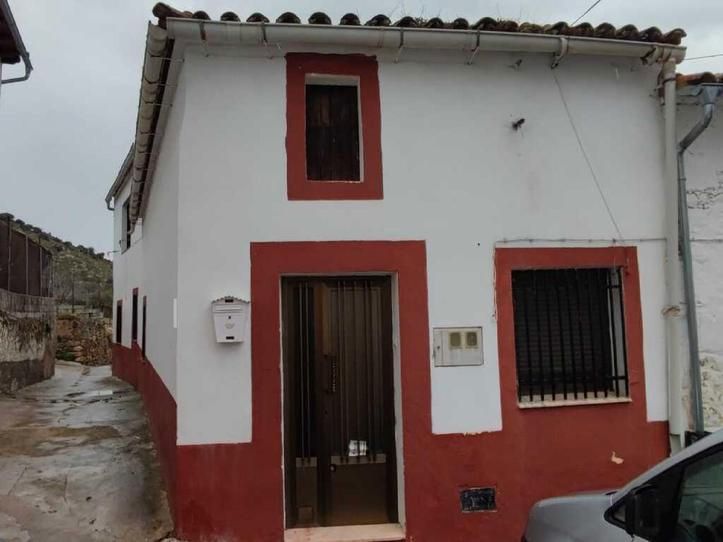 Exterior view of Single-family semi-detached for sale in Arroyomolinos (Cáceres)