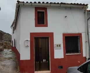 Exterior view of Single-family semi-detached for sale in Arroyomolinos (Cáceres)