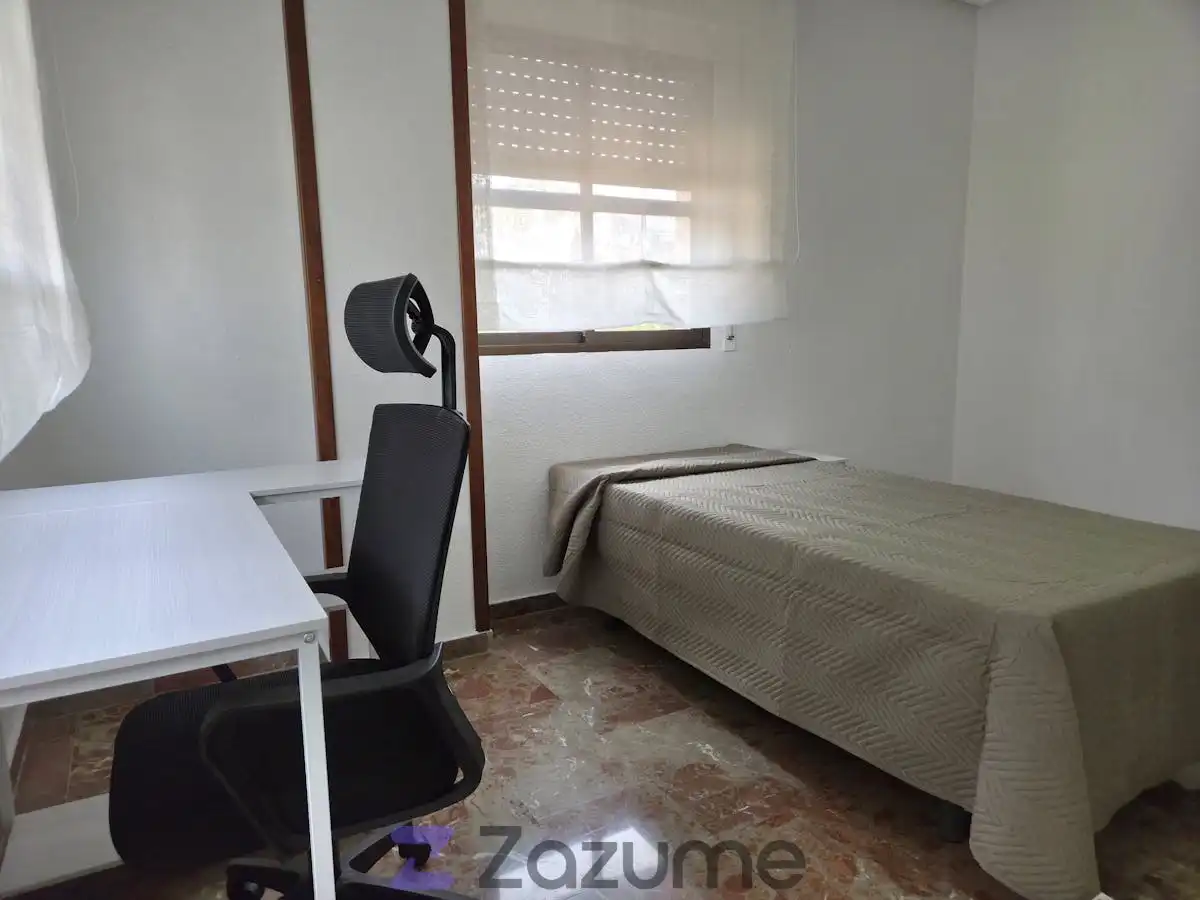 Habitación de Piso de alquiler en Jaén con Jardín privado, Piscina y Amueblado