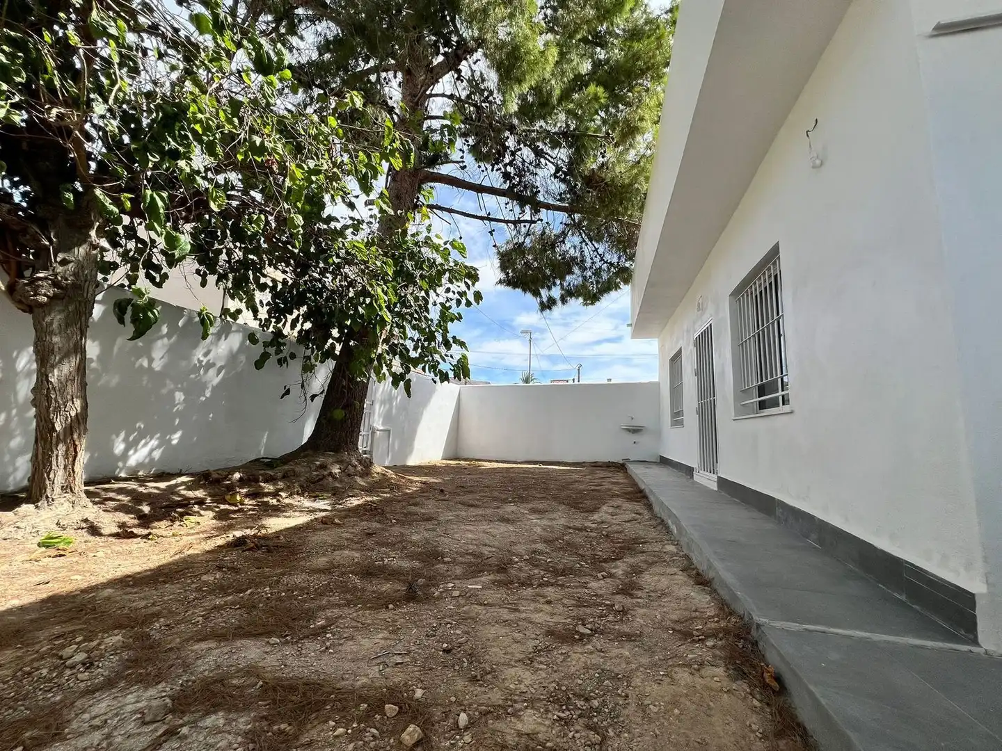 Vista exterior de Casa o xalet en venda en Orihuela amb Aire condicionat, Jardí privat i Terrassa