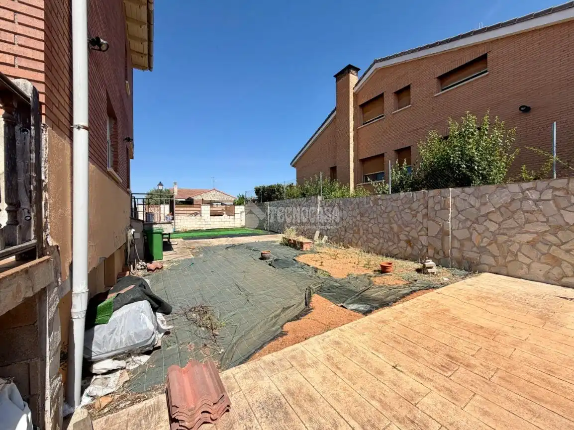 Casa adosada en venta en Villanueva de la Torre con Jardín privado, Terraza y Balcón