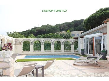 Casa amb piscina en venda a Avenida florada 46