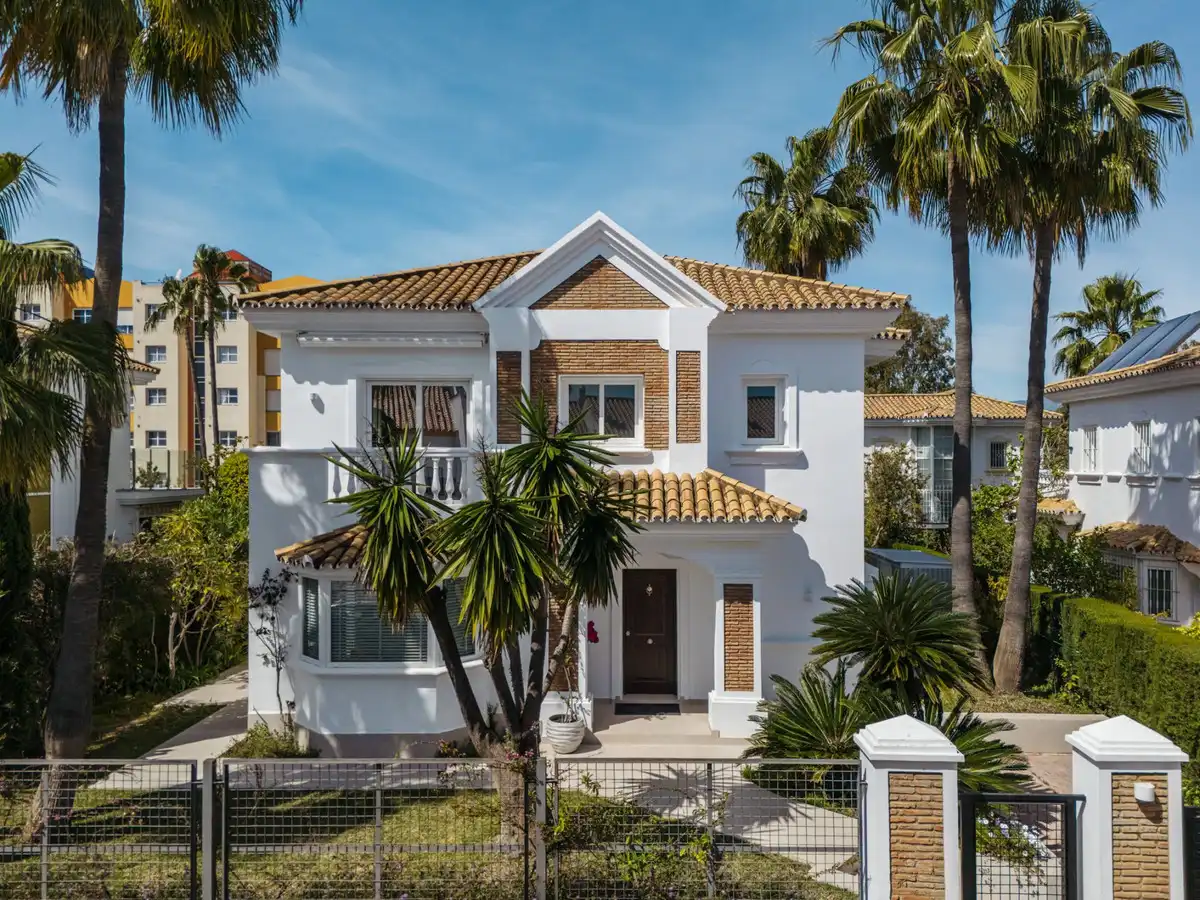 Detached house with terrace for sale in Calle Pico del Aneto 19