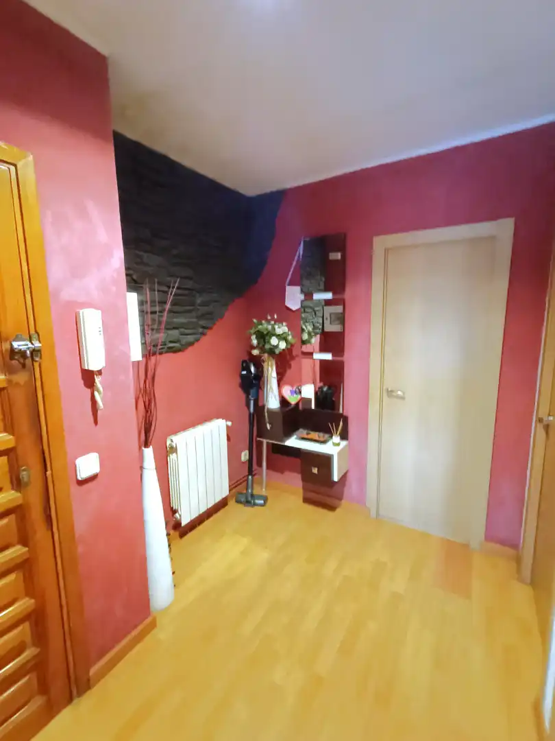 Wohnung zum Verkauf in Manlleu mit Klimaanlage, Heizung und Parkett