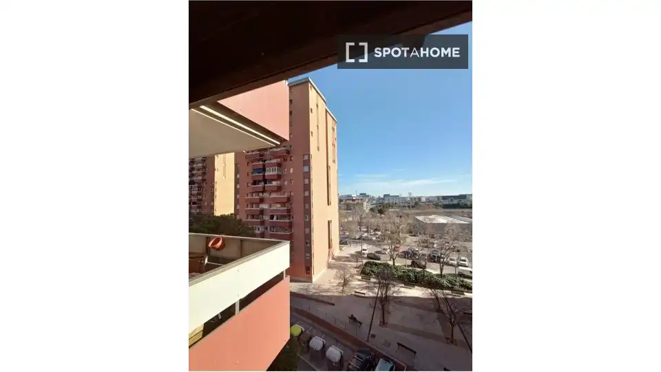 Vista exterior de Pis per a compartir en Terrassa amb Aire condicionat, Calefacció i Moblat