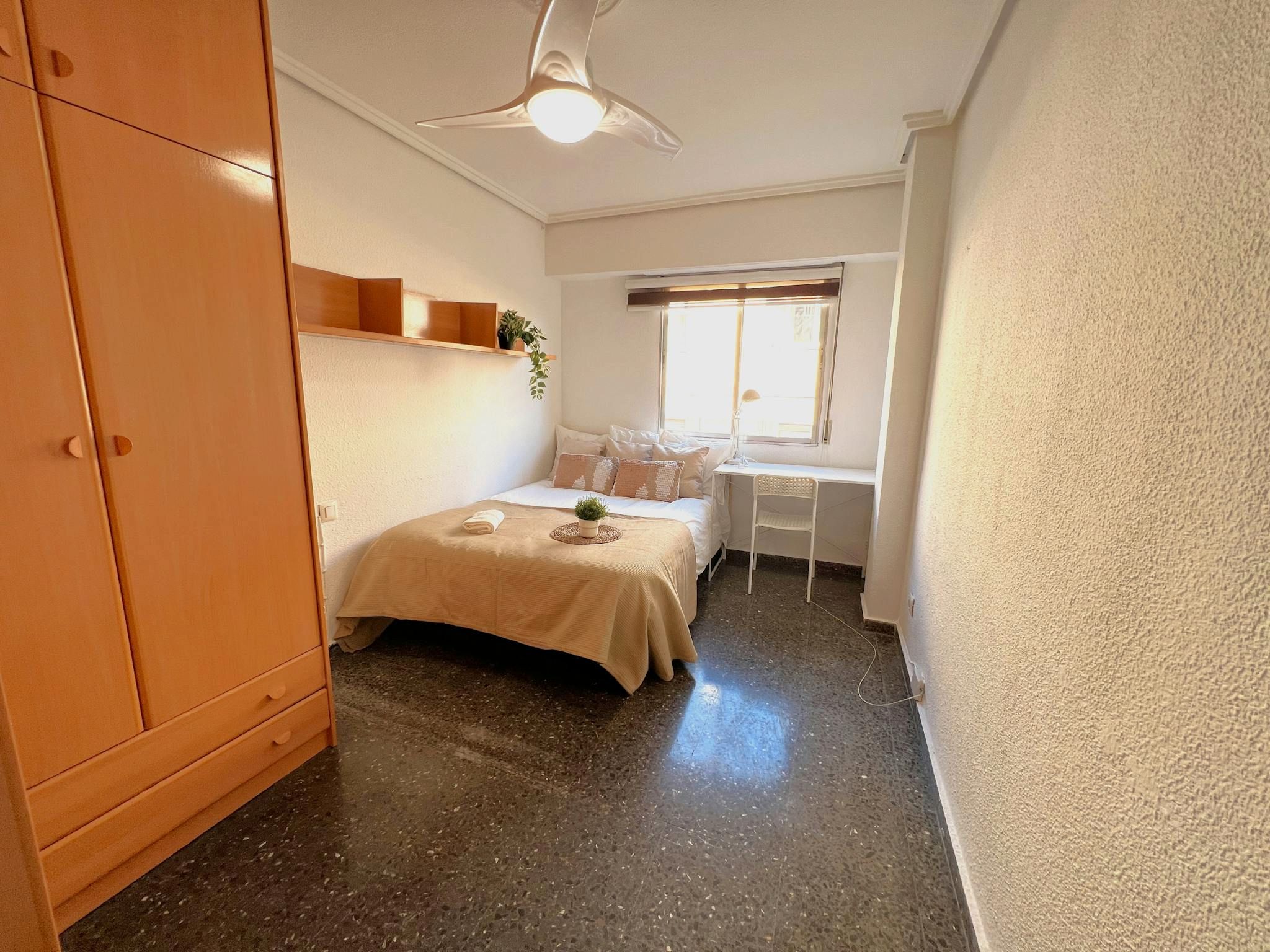 Bedroom of Flat for share in  Valencia Capital  with Washing machine and TV