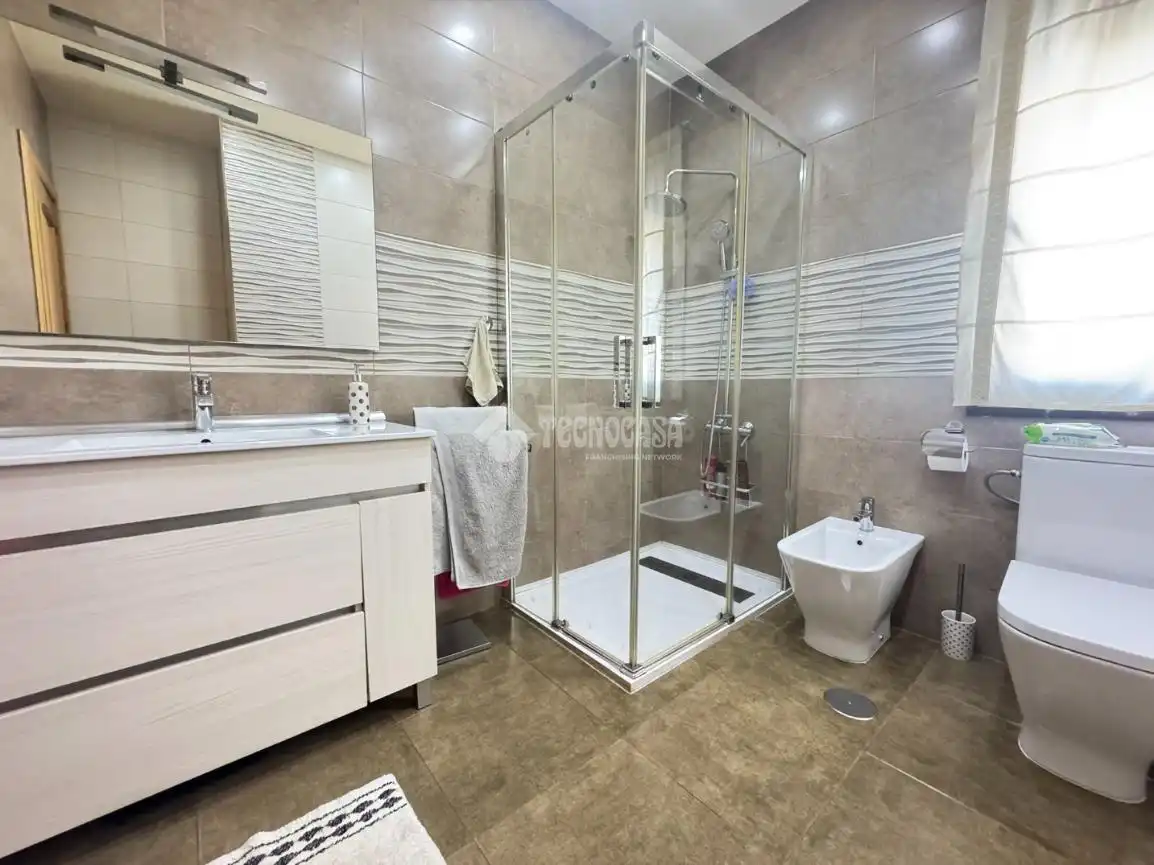 Badezimmer von Einfamilien-Reihenhaus zum Verkauf in Yepes mit Klimaanlage, Heizung und Terrasse