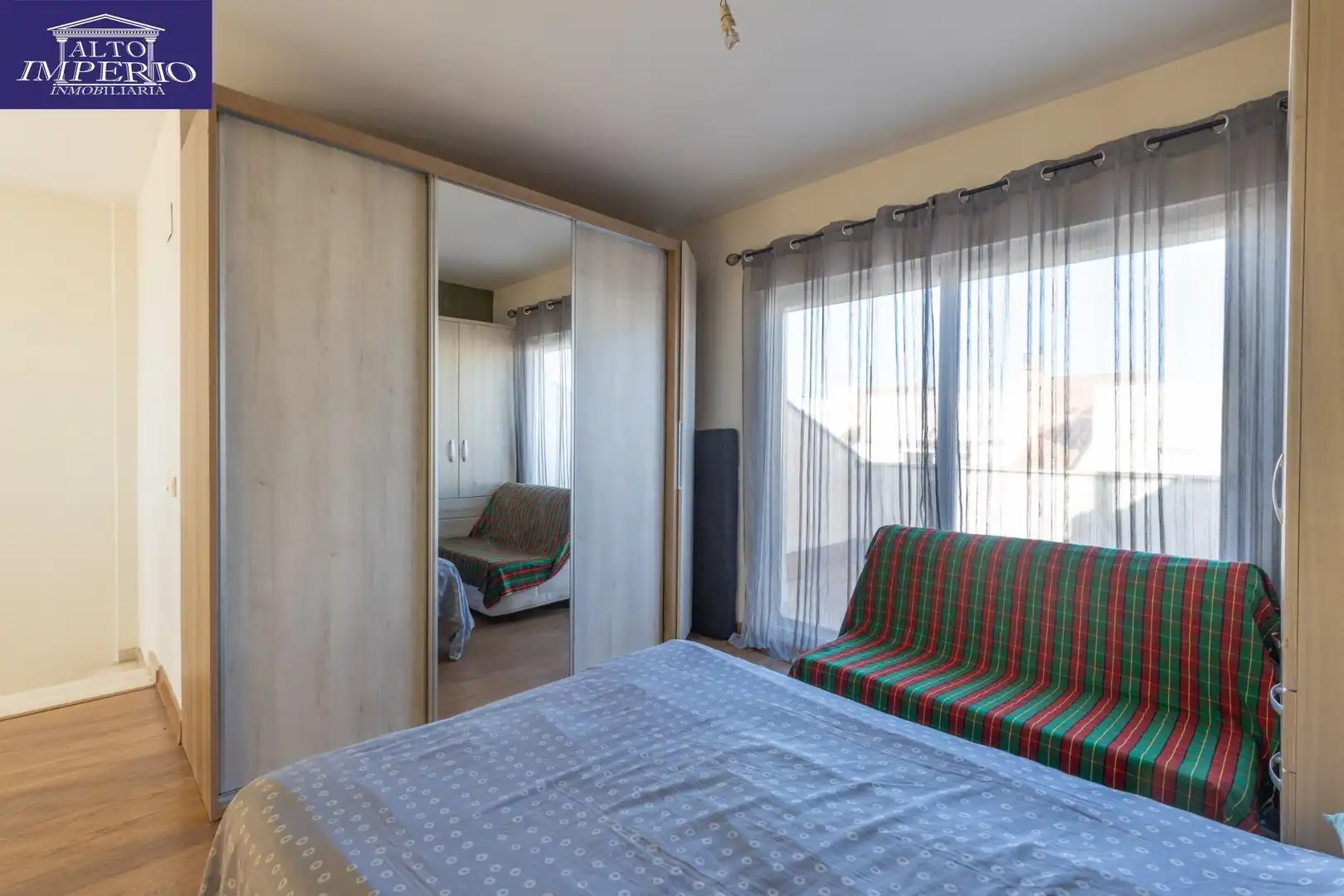 Dormitori de Casa adosada en venda en Churriana de la Vega amb Calefacció, Terrassa i Balcó