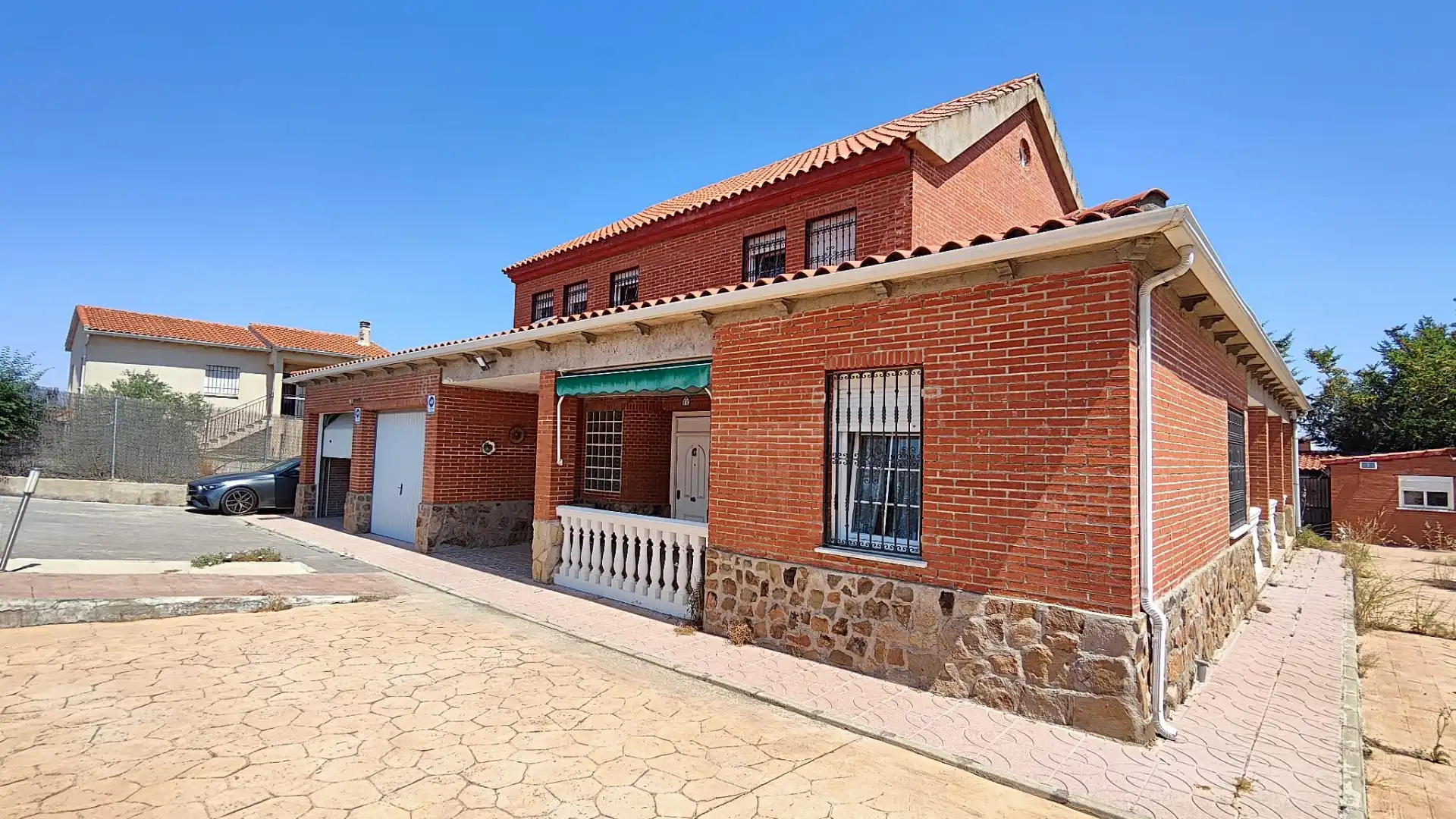 Vista exterior de Casa o xalet en venda en Barajas de Melo amb Calefacció, Jardí privat i Terrassa