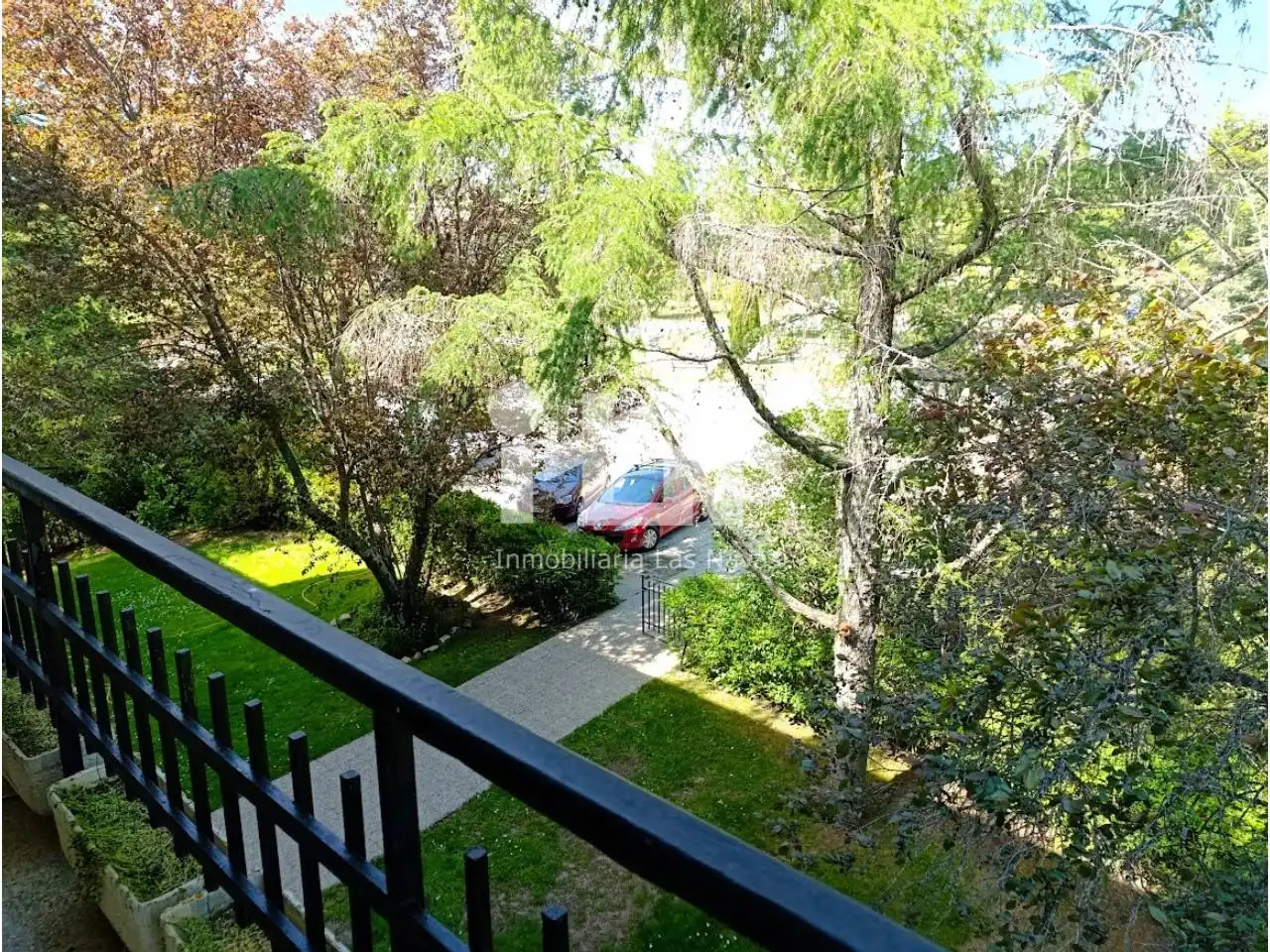 Vista exterior de Pis en venda en Las Navas del Marqués  amb Parquet, Terrassa i Traster